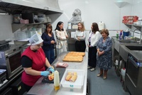 La consejera de Política Social, Familias e Igualdad, Conchita Ruiz, durante su visita al Centro ocupacional de Ápices, en Cartagena