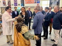 La consejera Carmen Conesa atiende a las explicaciones sobre la imagen de María Magdalena, del grupo del Calvario.