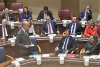 El consejero de Educación y Formación Profesional, Víctor Marín, durante su intervención hoy en la Asamblea Regional