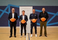 El director general de Deportes, Fran Sánchez (2i) y miembros del Ucam de baloncesto, en el acto de presentación del proyecto.  