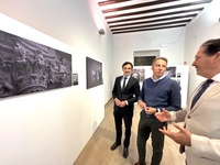 El consejero de Fomento e Infraestructuras, Jorge García Montoro, junto al alcalde de Lorca, Fulgencio Gil, en la exposición 'Belleza escondida'