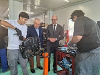 El consejero de Educación y Formación Profesional, Víctor Marín, visita el nuevo taller de automoción en el IES Prado Mayor de Totana