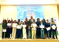 Foto de familia junto a los premiados del concurso 'Crece en seguridad'.