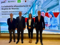 Imagen de la Consejera en la presentación del  informe elaborado por PwC titulado 'La industria alimentaria en la Región de Murcia: impacto socioeconómico,...