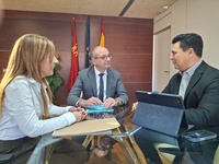 El consejero de Educación y Formación Profesional, Víctor Marín, mantuvo un encuentro de trabajo con el alcalde de San Javier, José Miguel Luengo...