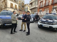 El director general de Administración Local, Francisco Abril, y el alcalde de Abanilla, José Antonio Blasco, en la presentación de los nuevos vehículos...
