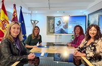 La consejera de Empresa, Empleo y Economía Social y de Política Social, Familias e Igualdad, Marisa López Aragón y Conchita Ruiz, junto con las directoras...