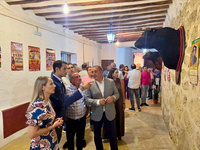 El director general de Administración Local, Francisco Abril, y la alcaldesa de Cehegín, Alicia del Amor, en una exposición organizada el pasado ...