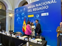 Imágenes del director general del Agua, José Sandoval, en la mesa nacional del regadío