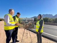 Imagen de la consejera Sara Rubira junto al alcalde de Santomera en el camino de Benferri