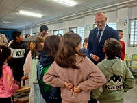 El consejero de Educación y Formación Profesional, Víctor Marín, entrega el 'Premio Gil Sáez Pacheco 2024' a las buenas prácticas en atención a la diversidad al colegio D. Florentino Bayona de Mula 1