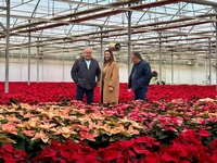 Imagen de la consejera Sara Rubira junto al alcalde de Totana visitando las instalaciones de Viveros Bermejo en Totana