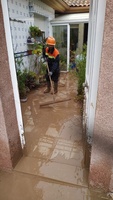 Imagen de archivo de un voluntario de protecci&oacute;n civil de la Regi&oacute;n prestando ayuda tras unas fuertes lluvias en la Regi&oacute;n.