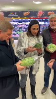 Imagen de la consejera Sara Rubira visitando un supermercado en Berl&iacute;n junto a representantes de organizaciones del sector agroalimentario region...