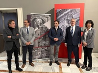 El consejero de Fomento e Infraestructuras, Jorge Garc&iacute;a Montoro, en la inauguraci&oacute;n de la exposici&oacute;n 'Miradas del paisaje', junto al delegado de...