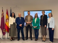 La consejera Sara Rubira junto a los representantes de los cinco Grupos de Acci&oacute;n Local de la Regi&oacute;n de Murcia.