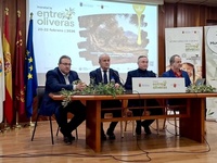 Imagen del secretario general de la Consejer&iacute;a de Agua, Agricultura, Ganader&iacute;a y Pesca, Francisco Gonz&aacute;lez Zapater, junto al alcalde de Moratalla,...