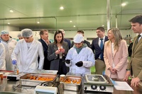 Imagen de la consejera Sara Rubira, junto a la directora territorial de Caixabank, Olga Garc&iacute;a, durante su visita al Cifea de Molina de Segura.