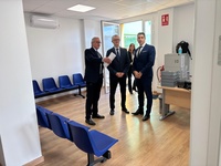 El consejero de Salud visit&oacute; hoy las instalaciones remodeladas del consultorio de la Estaci&oacute;n de Blanca, al que est&aacute;n adscritos 786 usuarios con ...