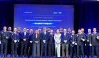 El consejero de Hacienda y la alcaldesa de Cartagena posan junto con las autoridades y representantes municipales y los nuevos mandos policiales