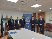 El consejero de Medio Ambiente, Universidades, Investigaci&oacute;n y Mar Menor, Juan Mar&iacute;a V&aacute;zquez, junto al CEO y Consejero Delegado de Widhoc Smart Solutions,...