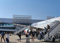 Pasajeros descendiendo de un avi&oacute;n en el Aeropuerto Internacional de la Regi&oacute;n de Murcia.