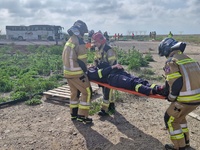 Los bomberos intervienen en el simulacro de emergencia desarrollado en las inmediaciones del aeropuerto