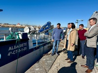 Imagen de la consejera Sara Rubira junto al alcalde de San Pedro del Pinatar en el muelle norte del puerto pesquero del municipio.