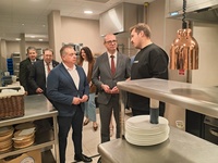 El consejero de Educaci&oacute;n y Formaci&oacute;n Profesional, V&iacute;ctor Mar&iacute;n, firma un convenio con el presidente de HoyT&uacute;, Bartolom&eacute; Vera, para la colaboraci&oacute;n...