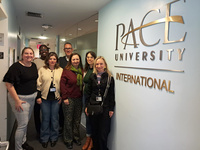 La directora de la ESAD, Dolores Galindo, la secretaria acad&eacute;mica, Raquel Jim&eacute;nez, y alumnas de la ESAD, durante su estancia en  Pace University ...