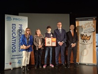 El consejero de Educaci&oacute;n y FP, V&iacute;ctor Mar&iacute;n, junto al alumno ganador y representantes del certamen.