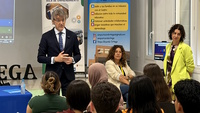 Un momento de la charla del consejero de Econom&iacute;a, Hacienda, Fondos Europeos y Transformaci&oacute;n Digital, Luis Alberto Mar&iacute;n, en el IES Ricardo Orte...