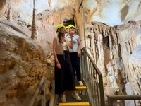 La consejera Carmen Conesa, durante su visita a la Cueva del Puerto.