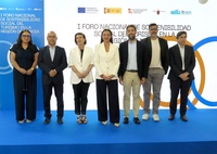La consejera, con los directores generales y participantes en el Foro.