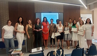 La directora general del SEF, Pilar Valero, junto con participantes y organizadores del programa 'COE Ilumina'