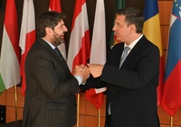 L&oacute;pez Miras se re&uacute;ne en Bruselas con el comisario europeo de Transporte Sostenible y Turismo, Apostolos Tzitzikostas