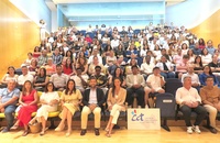 La consejera, con los directores del Instituto de Turismo y el CCT, profesores y alumnos.