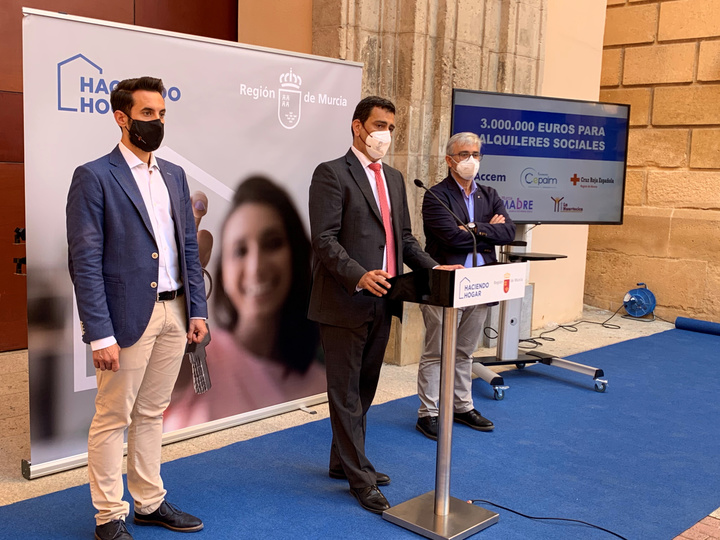 El director de Vivienda, José Francisco Lajara, el consejero de Fomento e Infraestructuras, José Ramón Díez de Revenga, y el secretario autonómico de Cruz Roja, José Luis Morera, en la presentación de la ampliación de las ayudas de auxilio social de la vivienda