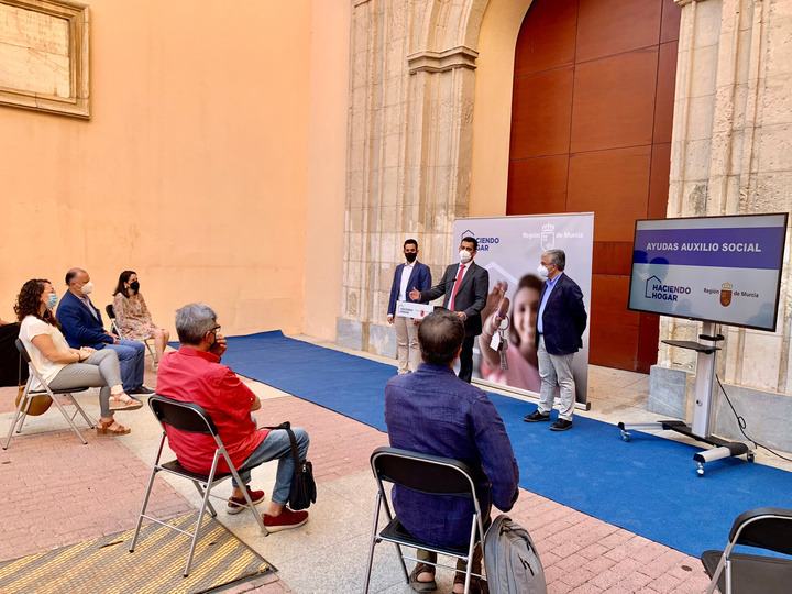 El director de Vivienda, José Francisco Lajara, el consejero de Fomento e Infraestructuras, José Ramón Díez de Revenga, y el secretario autonómico de Cruz Roja, José Luis Morera, en la presentación de la ampliación de las ayudas de auxilio social de la vivienda (1)