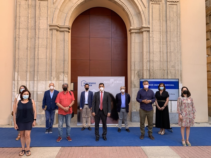 El consejero de Fomento e Infraestructuras, José Ramón Díez de Revenga, y los representantes de Cruz Roja, Cepaim, La Huertecica, Accem y Red Madre en la presentación de la ampliación de las ayudas de auxilio social de la vivienda