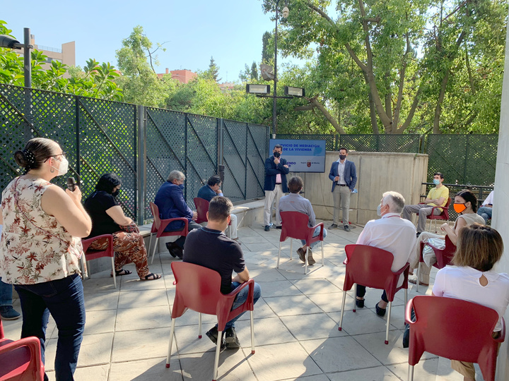 El consejero de Fomento e Infraestructuras, José Ramón Díez de Revenga, y el director de Vivienda, José Francisco Lajara, durante la reunión con las entidades colaboradoras del Servicio de Mediación de la Vivienda de la Región de Murcia (1)