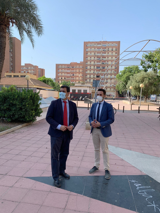 El consejero de Fomento e Infraestructuras, José Ramón Díez de Revenga, y el director de Vivienda, José Francisco Lajara, tras la presentación del balance del programa europeo de erradicación del chabolismo en la Región de Murcia.