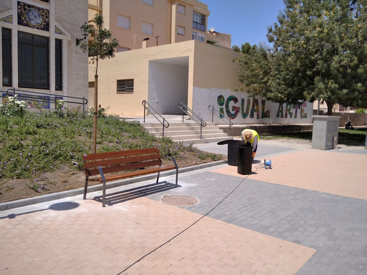 Imágenes de la instalación del nuevo mobiliario urbano en el barrio lorquino de Santa Clara (1)