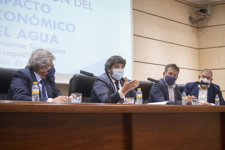 López Miras preside el acto de presentación del estudio 'Estimación del impacto económico del agua del trasvase Tajo-Segura para regadío en la Región de Murcia' (2)