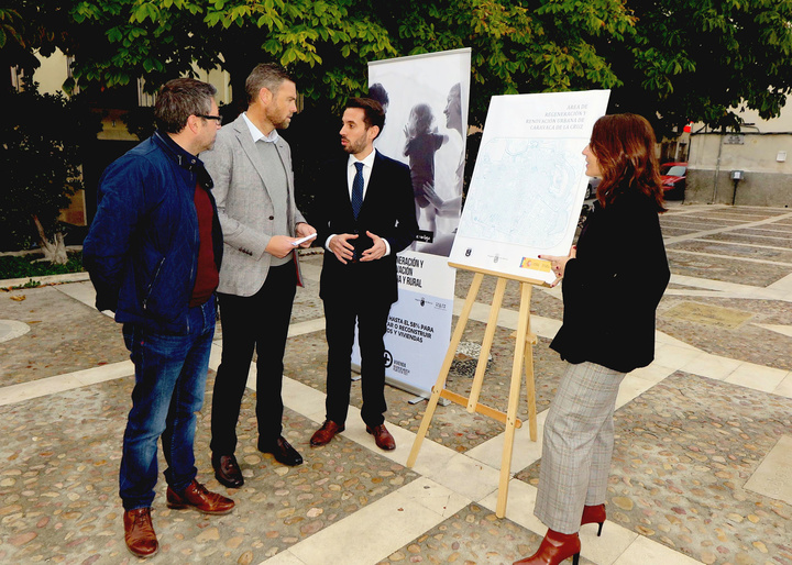 El director de Vivienda, José Francisco Lajara, y el alcalde de Caravaca de la Cruz, José Francisco García, durante la presentación del Área de Regeneración Urbana del municipio
