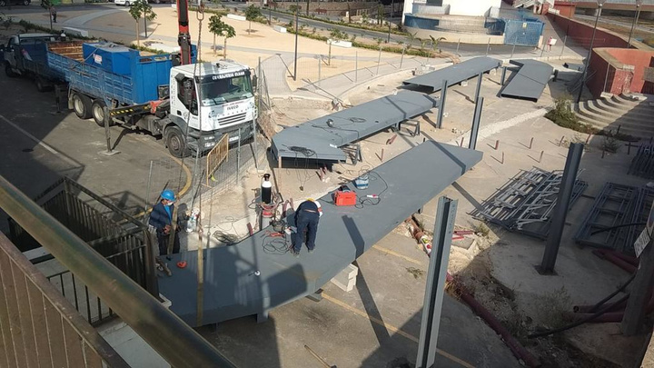 Imágenes de la instalación de la pasarela peatonal del barrio lorquino de Santa Clara (1)