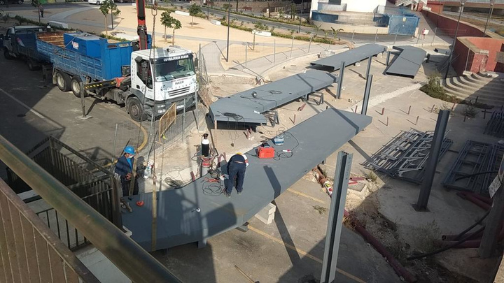 Imágenes de la instalación de la pasarela peatonal del barrio lorquino de Santa Clara (1)