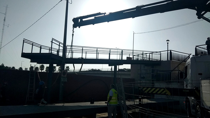 Imágenes de la instalación de la pasarela peatonal del barrio lorquino de Santa Clara (2)
