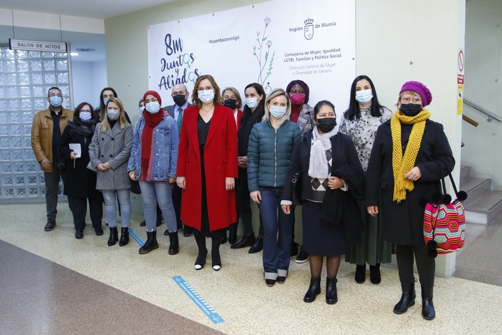 La vicepresidenta y consejera de Mujer, Igualdad, Lesbianas, gais, transexuales, bisexuales e intersexuales, Familias y Política Social, Isabel Franco, inauguró hoy la jornada 'Mujer y Migración: miradas en primera persona'