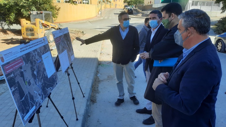 El consejero Antonio Luengo y el alcalde de Pliego, durante la visita a las obras de renovación de las redes de abastecimiento y saneamiento